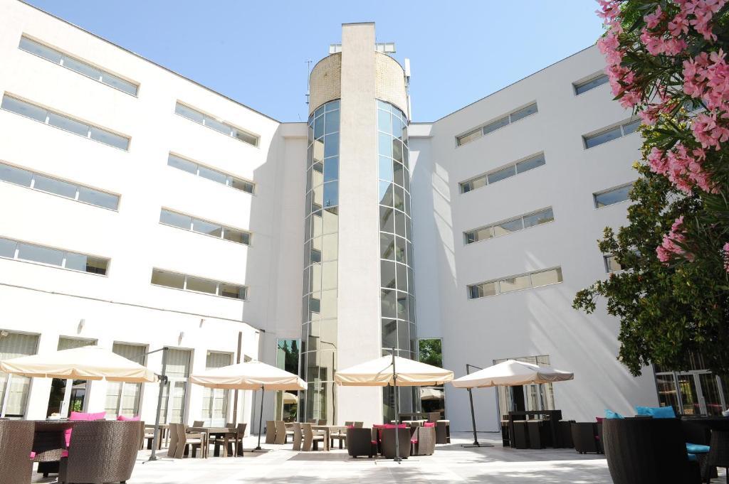 City Hotel Podgorica Bagian luar foto