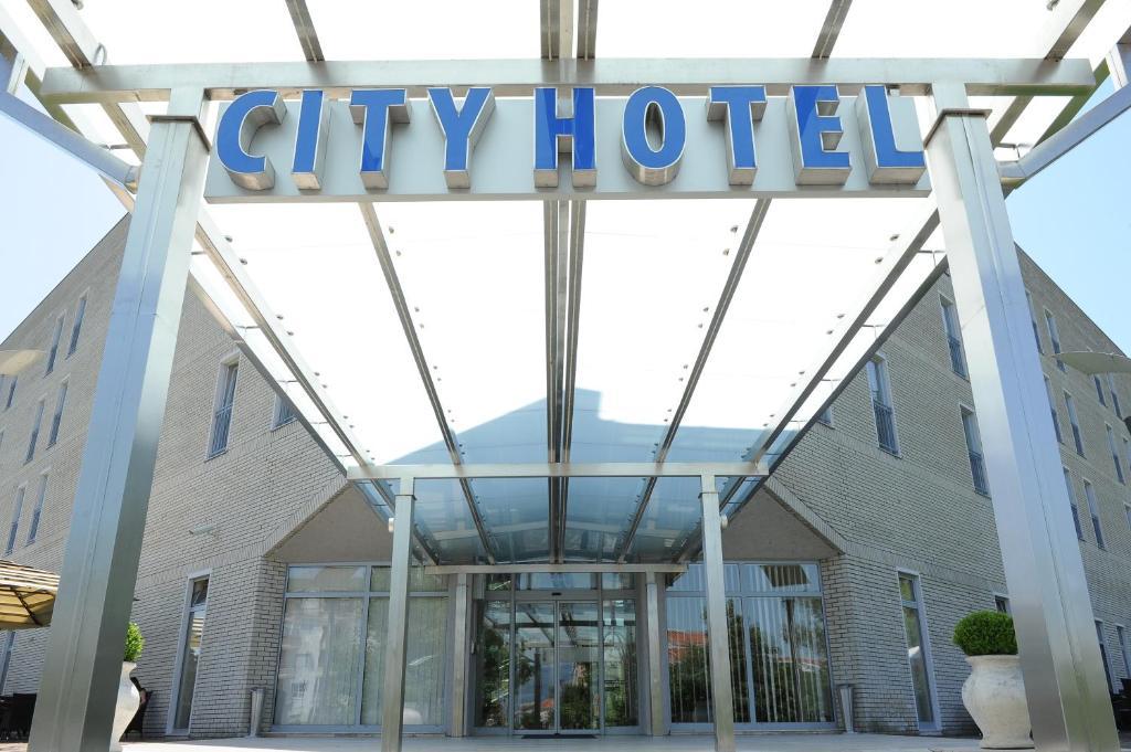 City Hotel Podgorica Bagian luar foto