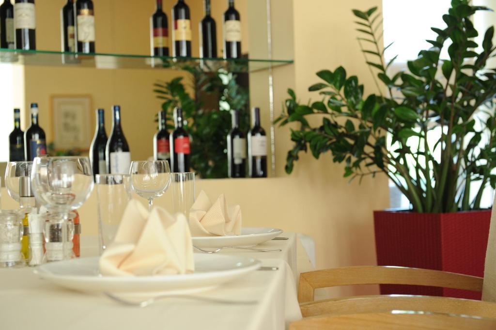 City Hotel Podgorica Bagian luar foto