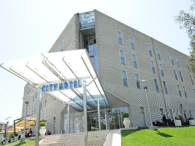 City Hotel Podgorica Bagian luar foto