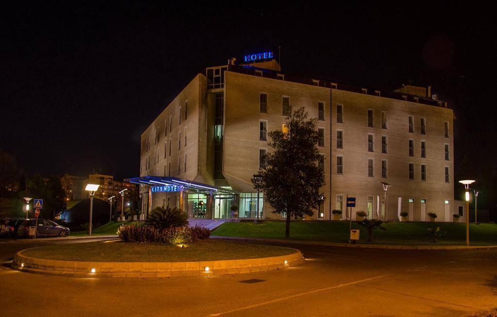 City Hotel Podgorica Bagian luar foto