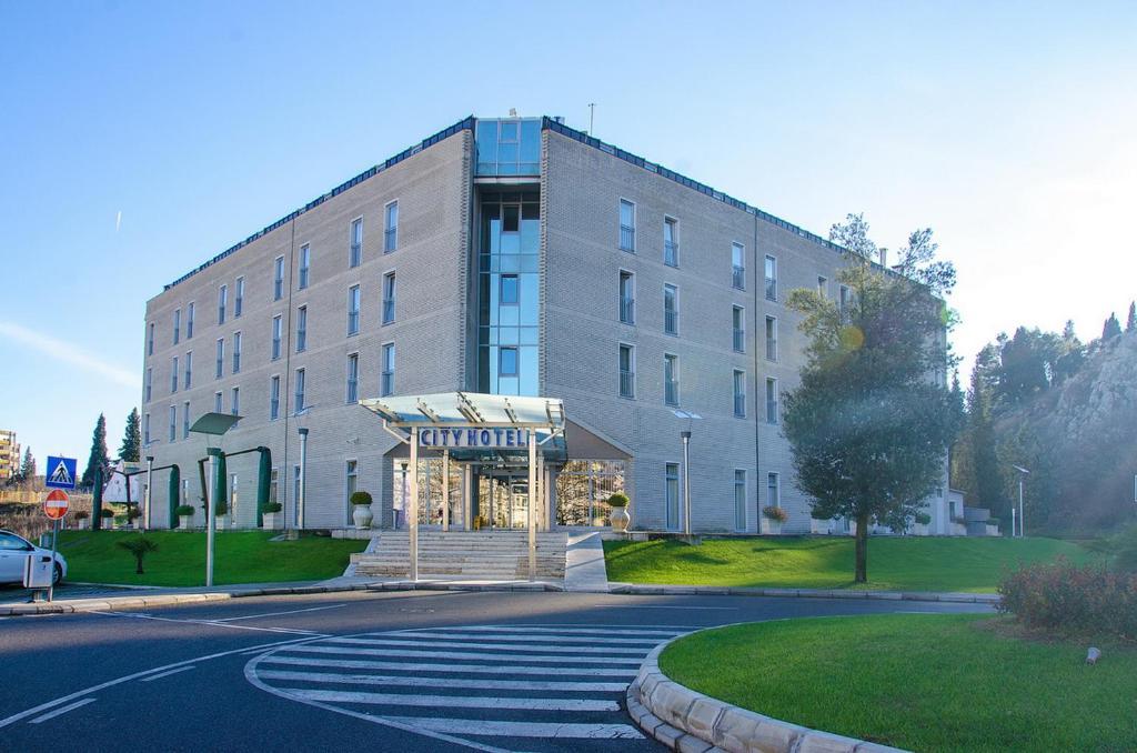 City Hotel Podgorica Bagian luar foto